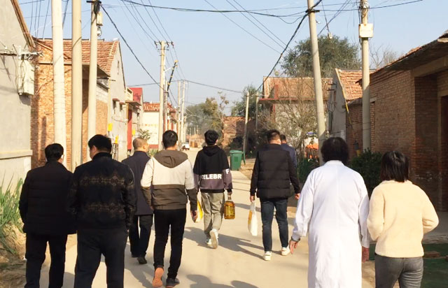 ��ΪȺ�ڰ�ʵ�£��ذ�����м����߷�ο��ů����